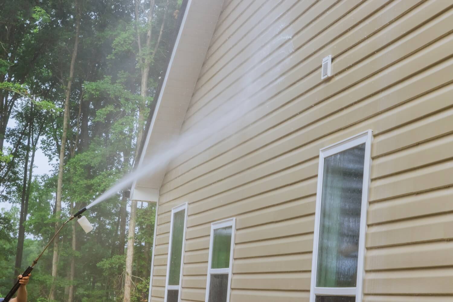 Pressure washing vinyl siding on a Parkdale, OR home exterior