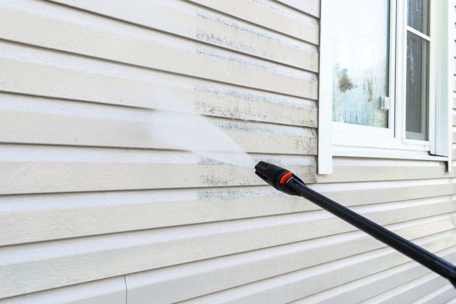 Pressure washing house siding at a White Salmon, WA home