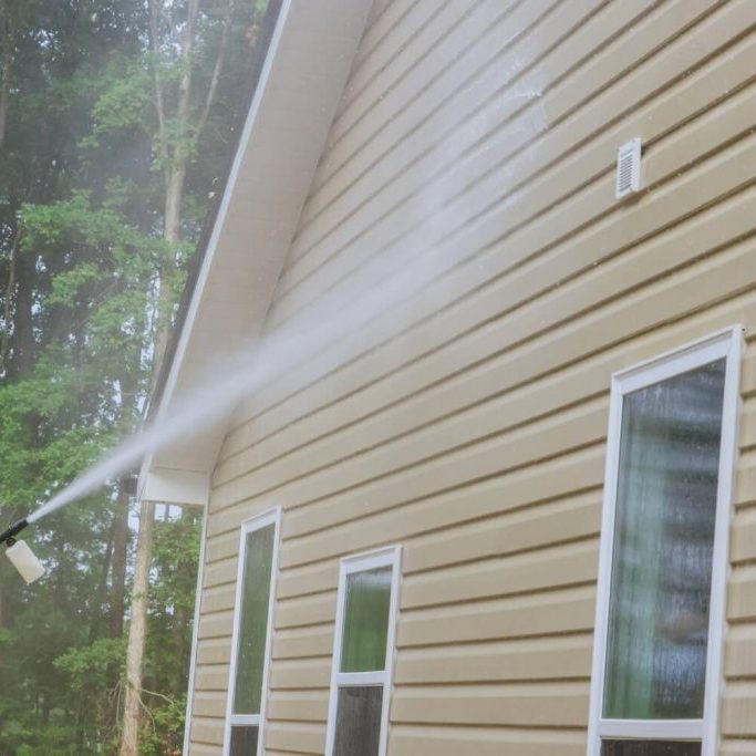 Pressure washing vinyl siding on a Parkdale, OR home exterior